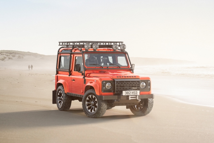 land-rover-vraca-klasicni-defender-v8-sa-modernim-preokretom-12