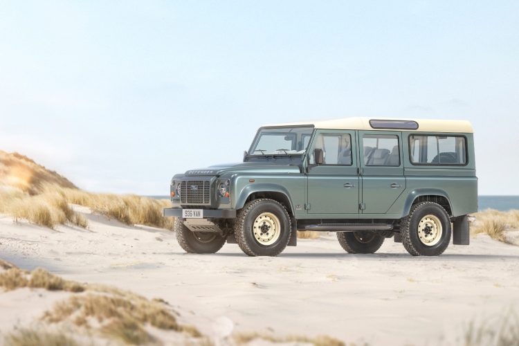 land-rover-vraca-klasicni-defender-v8-sa-modernim-preokretom-23