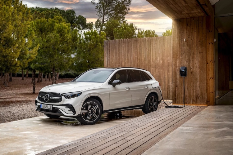 2025-mercedes-glc-350e-plug-in-hybrid-nudi-87-km-domet-na-elektricni-pogon-za-manje-od-60000-1