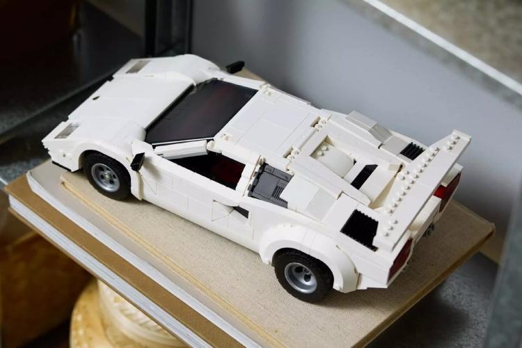 novi-lego-lamborghini-countach-dolazi-sa-malenim-v12-motorom-13