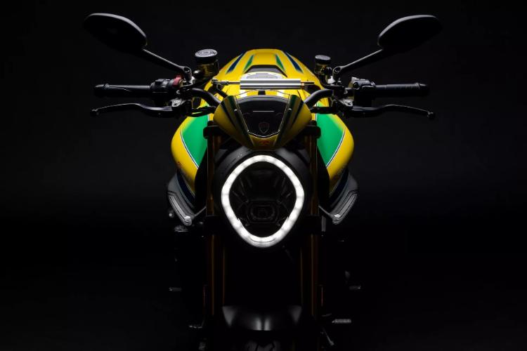 ducati-monster-senna-predstavljen-kao-omaz-trkackoj-legendi-13