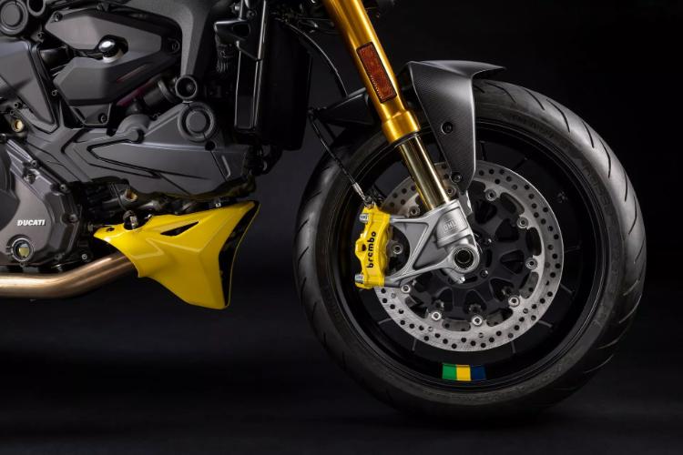 ducati-monster-senna-predstavljen-kao-omaz-trkackoj-legendi-31