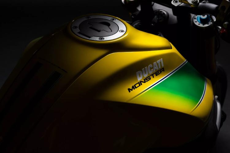 ducati-monster-senna-predstavljen-kao-omaz-trkackoj-legendi-41