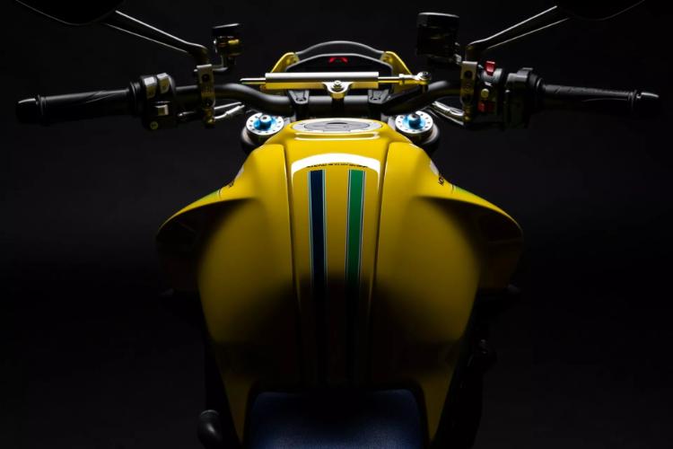 ducati-monster-senna-predstavljen-kao-omaz-trkackoj-legendi-43