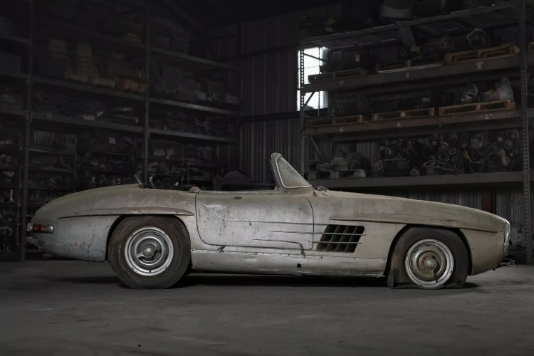 rdavi-mercedes-benz-300-sl-roadster-mogao-bi-dostici-cenu-do-milion-dolara-15