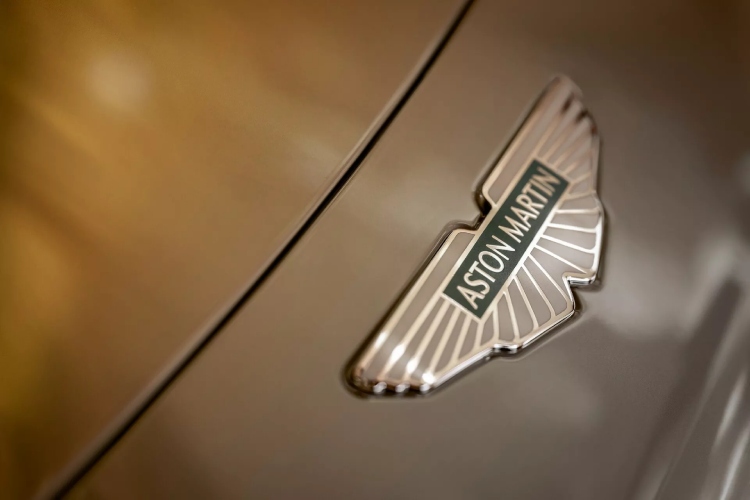 aston-martin-db12-goldfinger-kombinuje-klasican-izgled-sa-18k-zlatnim-akcentima-11