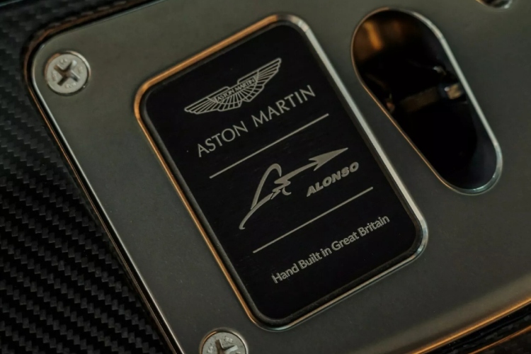 fernando-alonso-dobio-svoj-novi-aston-martin-valkyrie-2