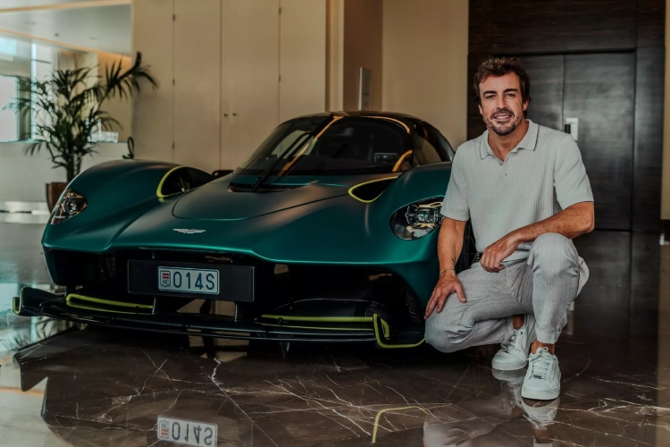 fernando-alonso-dobio-svoj-novi-aston-martin-valkyrie-1