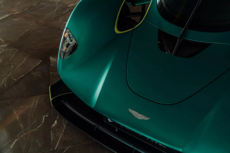 fernando-alonso-dobio-svoj-novi-aston-martin-valkyrie-4