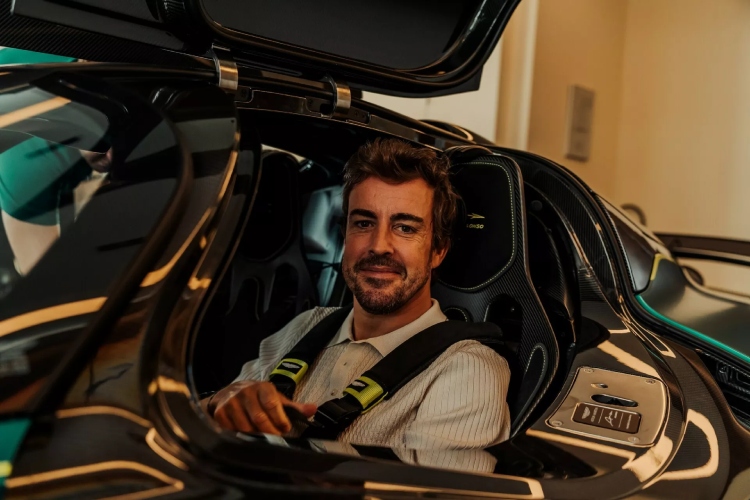 fernando-alonso-dobio-svoj-novi-aston-martin-valkyrie-6