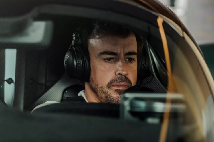 fernando-alonso-dobio-svoj-novi-aston-martin-valkyrie-10