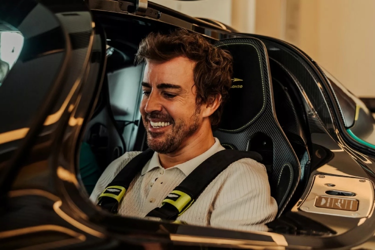 fernando-alonso-dobio-svoj-novi-aston-martin-valkyrie-9