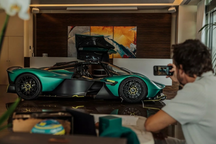 fernando-alonso-dobio-svoj-novi-aston-martin-valkyrie-11