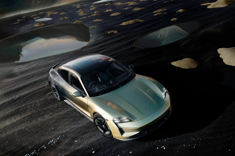 taycan-turbo-s-celestial-jade-porsche-inspirisan-dragocenim-kamenom-zada-15