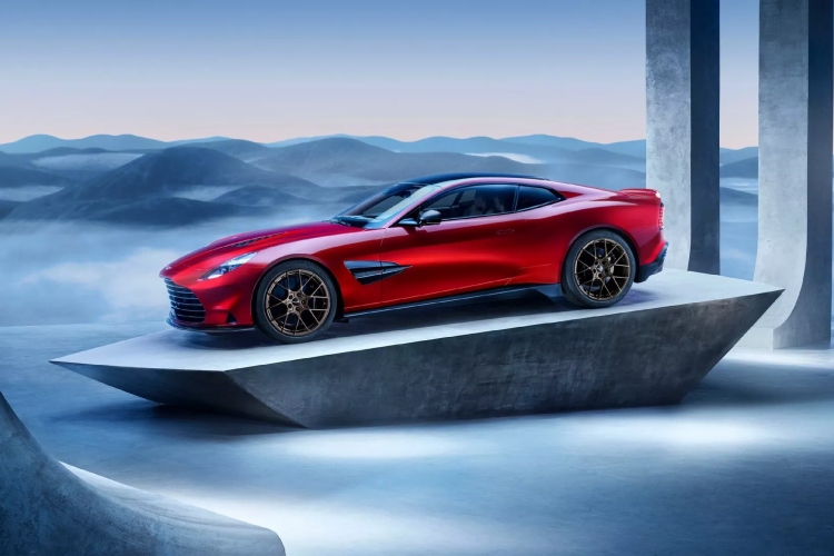 aston-martin-vanquish-novi-gt-sa-brzinom-od-344-kmh-stize-kao-model-sa-vrhunskim-performansama-1