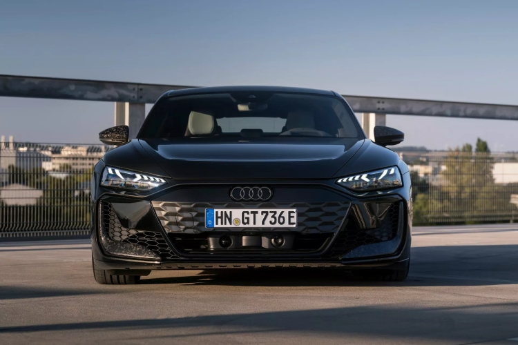 audi-exclusive-predstavlja-e-tron-gt-u-arabica-sivoj-boji-ogranicen-na-299-jedinica-12