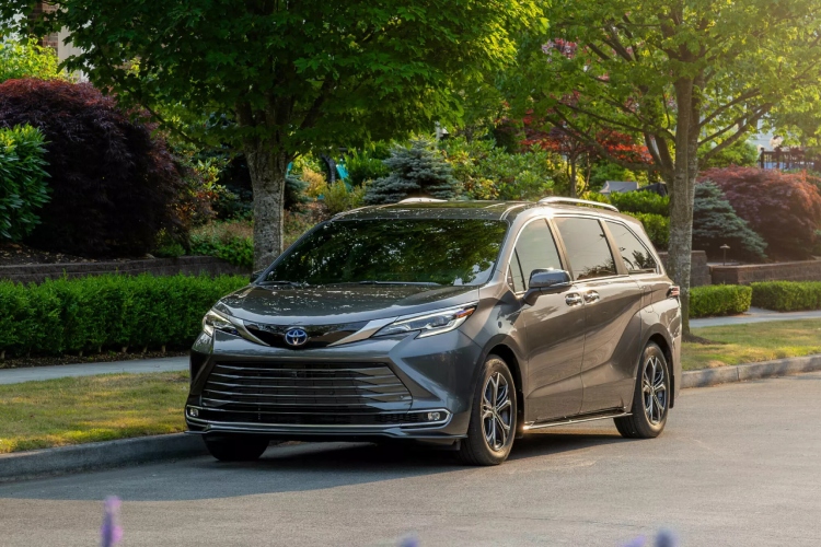 toyota-sienna-za-2025-godinu-ce-vas-pozvati-ako-ostavite-decu-na-zadnjem-sedistu-1