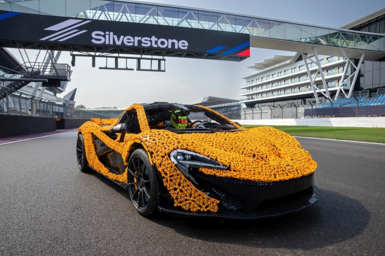 lego-model-mclaren-p1-u-prirodnoj-velicini-vozio-krug-po-silverstonu-sa-landom-norisom-za-volanom-2