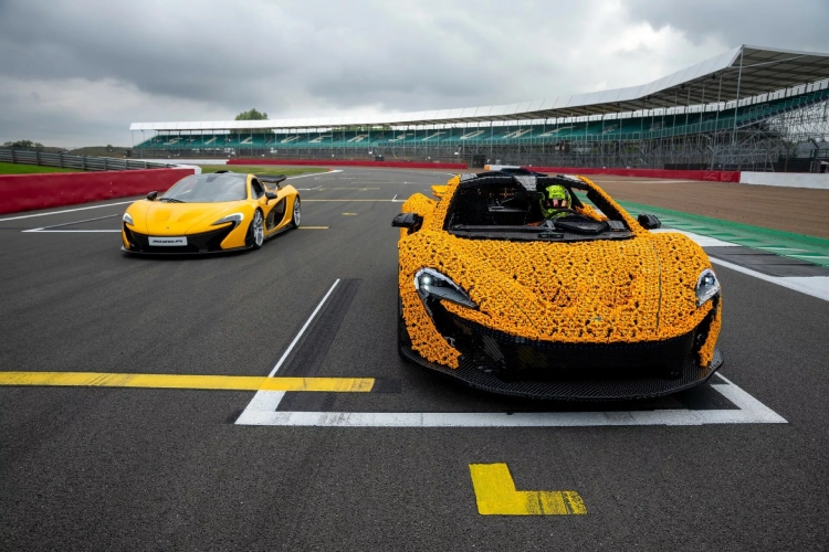 lego-model-mclaren-p1-u-prirodnoj-velicini-vozio-krug-po-silverstonu-sa-landom-norisom-za-volanom-3