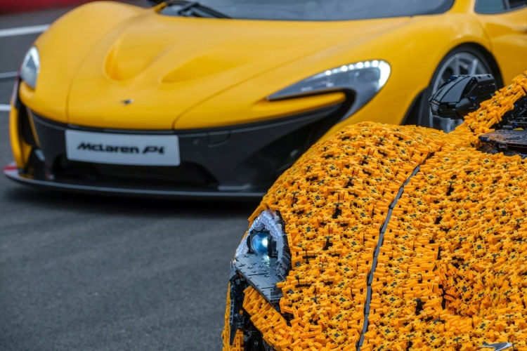 lego-model-mclaren-p1-u-prirodnoj-velicini-vozio-krug-po-silverstonu-sa-landom-norisom-za-volanom-6